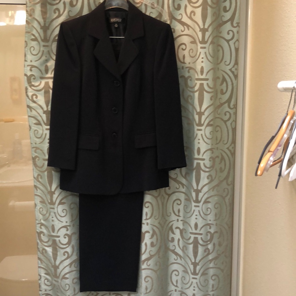 **Kasper pants suit